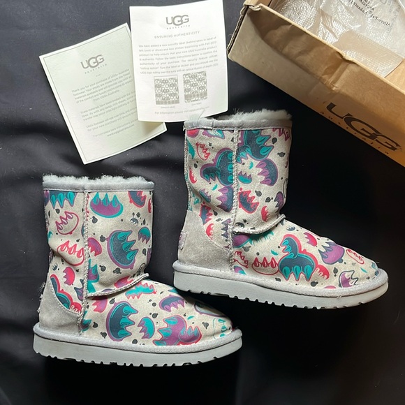 Kids UGG Graffiti Claw Seal Sugar Plum Grey Sheepskin Boots size 12 - Picture 1 of 17